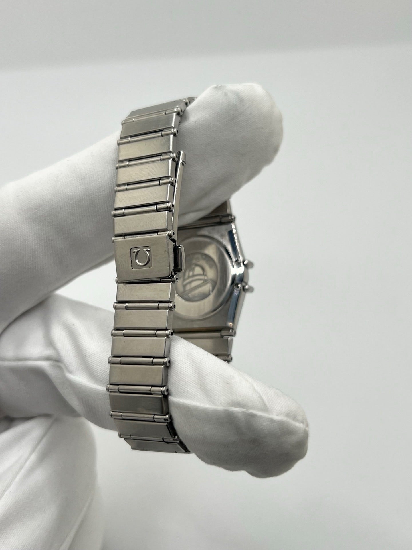 Montre Omega Constellation Quartz réf. 795.0876, modèle femme vintage en acier, mouvement quartz précis, boîtier et bracelet acier inoxydable, cadran argent massif sans chiffres, verre saphir. Dimensions 23 x 26 mm. Année 1985, état très bon avec légères traces d’usage peu visibles. Montre de luxe d’occasion, révisée en interne le 23 avril 2026. Sans boîte ni papiers d’origine, disponible à Paris. Pièce d’horlogerie suisse de collection Constellation.
