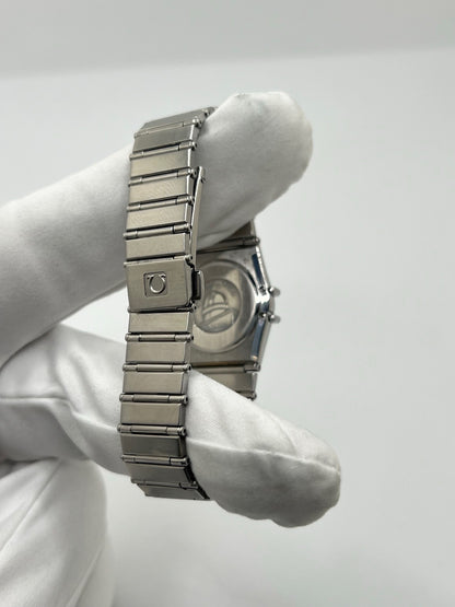 Montre Omega Constellation Quartz réf. 795.0876, modèle femme vintage en acier, mouvement quartz précis, boîtier et bracelet acier inoxydable, cadran argent massif sans chiffres, verre saphir. Dimensions 23 x 26 mm. Année 1985, état très bon avec légères traces d’usage peu visibles. Montre de luxe d’occasion, révisée en interne le 23 avril 2026. Sans boîte ni papiers d’origine, disponible à Paris. Pièce d’horlogerie suisse de collection Constellation.
