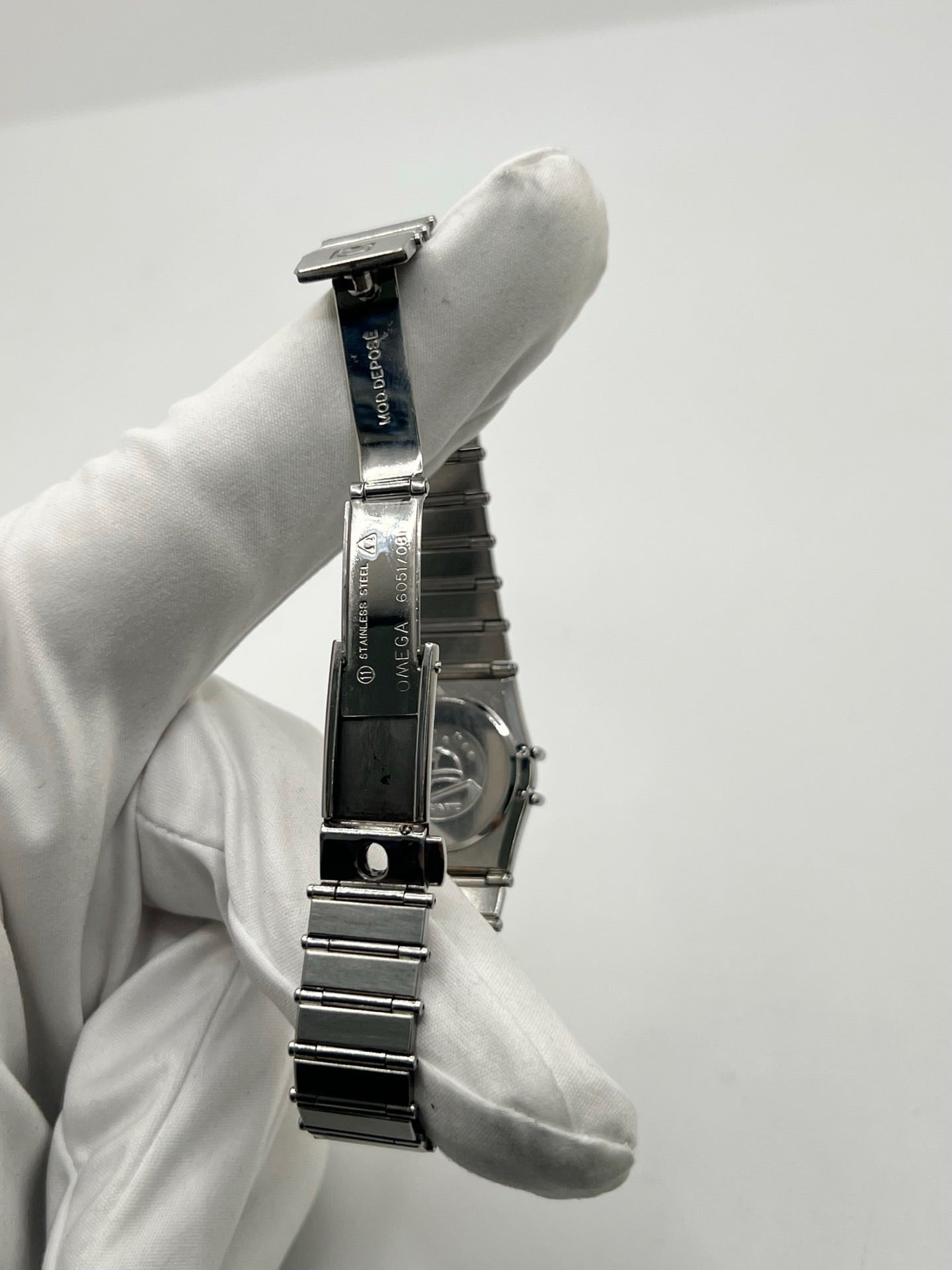 Montre Omega Constellation Quartz réf. 795.0876, modèle femme vintage en acier, mouvement quartz précis, boîtier et bracelet acier inoxydable, cadran argent massif sans chiffres, verre saphir. Dimensions 23 x 26 mm. Année 1985, état très bon avec légères traces d’usage peu visibles. Montre de luxe d’occasion, révisée en interne le 23 avril 2026. Sans boîte ni papiers d’origine, disponible à Paris. Pièce d’horlogerie suisse de collection Constellation.
