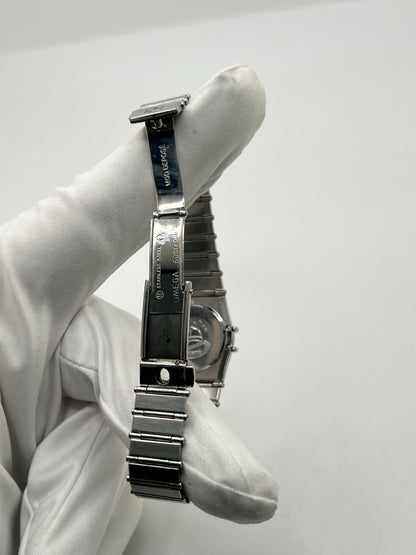 Montre Omega Constellation Quartz réf. 795.0876, modèle femme vintage en acier, mouvement quartz précis, boîtier et bracelet acier inoxydable, cadran argent massif sans chiffres, verre saphir. Dimensions 23 x 26 mm. Année 1985, état très bon avec légères traces d’usage peu visibles. Montre de luxe d’occasion, révisée en interne le 23 avril 2026. Sans boîte ni papiers d’origine, disponible à Paris. Pièce d’horlogerie suisse de collection Constellation.
