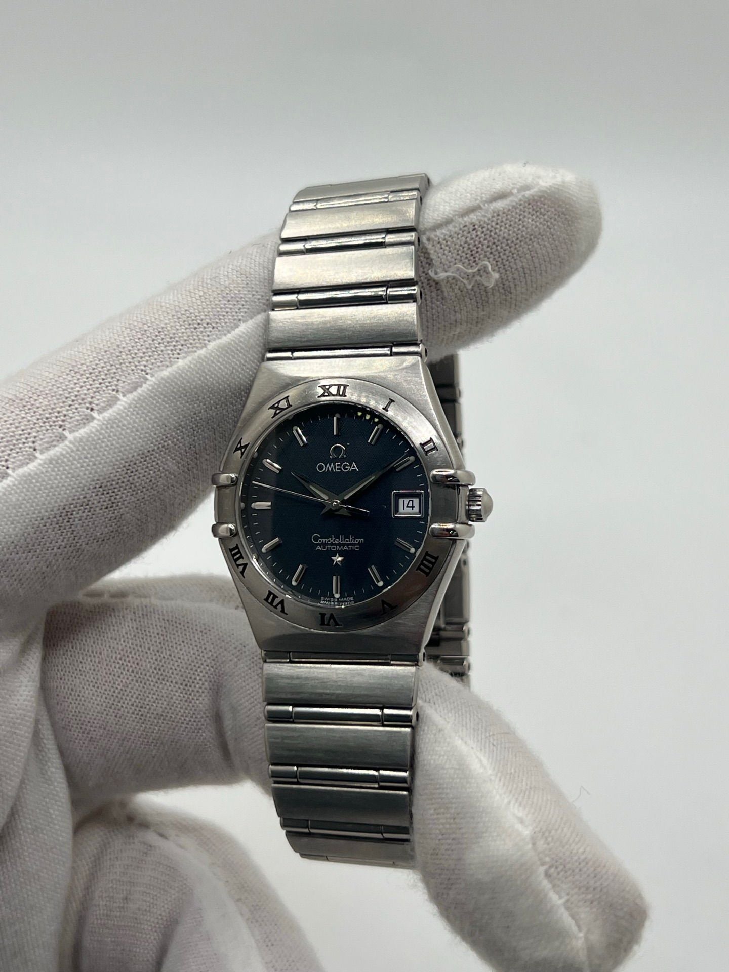 Découvrez l’Omega Constellation automatique 25 mm, une montre de luxe alliant élégance et précision. Ce garde-temps iconique séduit par son design raffiné et son mouvement automatique fiable. Idéal pour les passionnés d’horlogerie, ce modèle symbolise le savoir-faire suisse et reste un investissement intemporel pour toute collection.