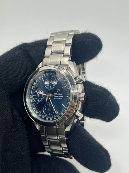 Découvrez la montre Omega Speedmaster Day Date, une icône horlogère qui incarne l’alliance parfaite entre sportivité et élégance. Ce chronographe Omega Day Date séduit par son cadran bleu profond et son boîtier en acier de 39 mm. Dotée d’un mouvement automatique Omega Speedmaster, elle offre les fonctions complètes d’un calendrier (jour, date, mois) et un tachymètre. Cette montre automatique Omega Speedmaster est animée par le calibre 1151 et dispose d’une réserve de marche de 44 heures.
