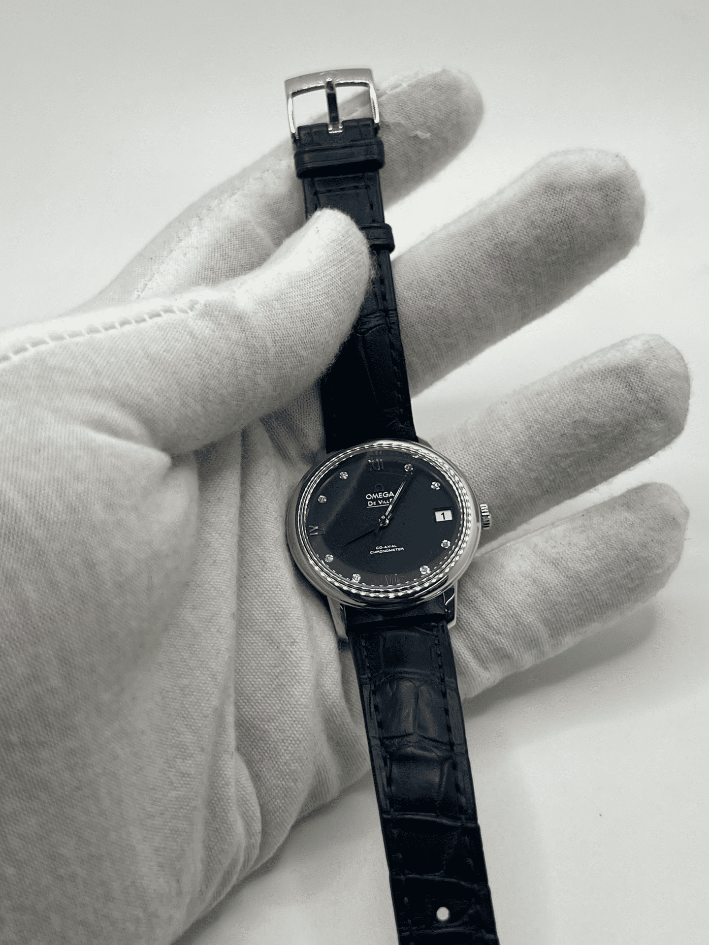 Découvrez l’Omega DeVille Prestige Co-Axial sertie de diamants, une montre de luxe alliant élégance intemporelle et précision horlogère. Avec son design raffiné et son sertissage délicat, elle incarne le savoir-faire d’Omega. Parfaite pour sublimer votre style, cette pièce exceptionnelle séduit les amateurs de montres prestigieuses et de haute joaillerie.