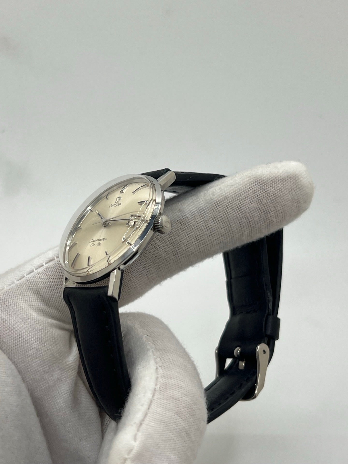 Montre Omega Seamaster DeVille vintage des années 60, à remontage manuel avec calibre 611. Boîtier en acier de 34 mm, cadran argent et bracelet en cuir. Ce modèle emblématique allie élégance et précision horlogère. Parfaite pour les amateurs de montres anciennes, cette Seamaster DeVille incarne le savoir-faire intemporel d’Omega.