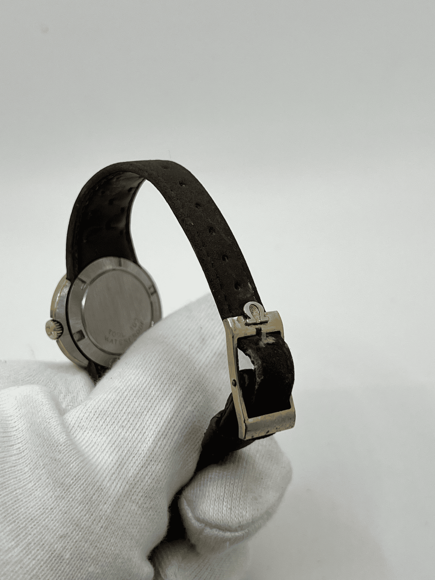 Découvrez l'Omega Dynamic Tool 102, une montre emblématique vendue avec sa boîte d'origine et son certificat d'authenticité. Ce modèle au design unique séduit les amateurs d’horlogerie par son style intemporel et sa précision. Idéale pour les collectionneurs, cette Omega Dynamic Tool 102 est une pièce rare alliant histoire et élégance.







