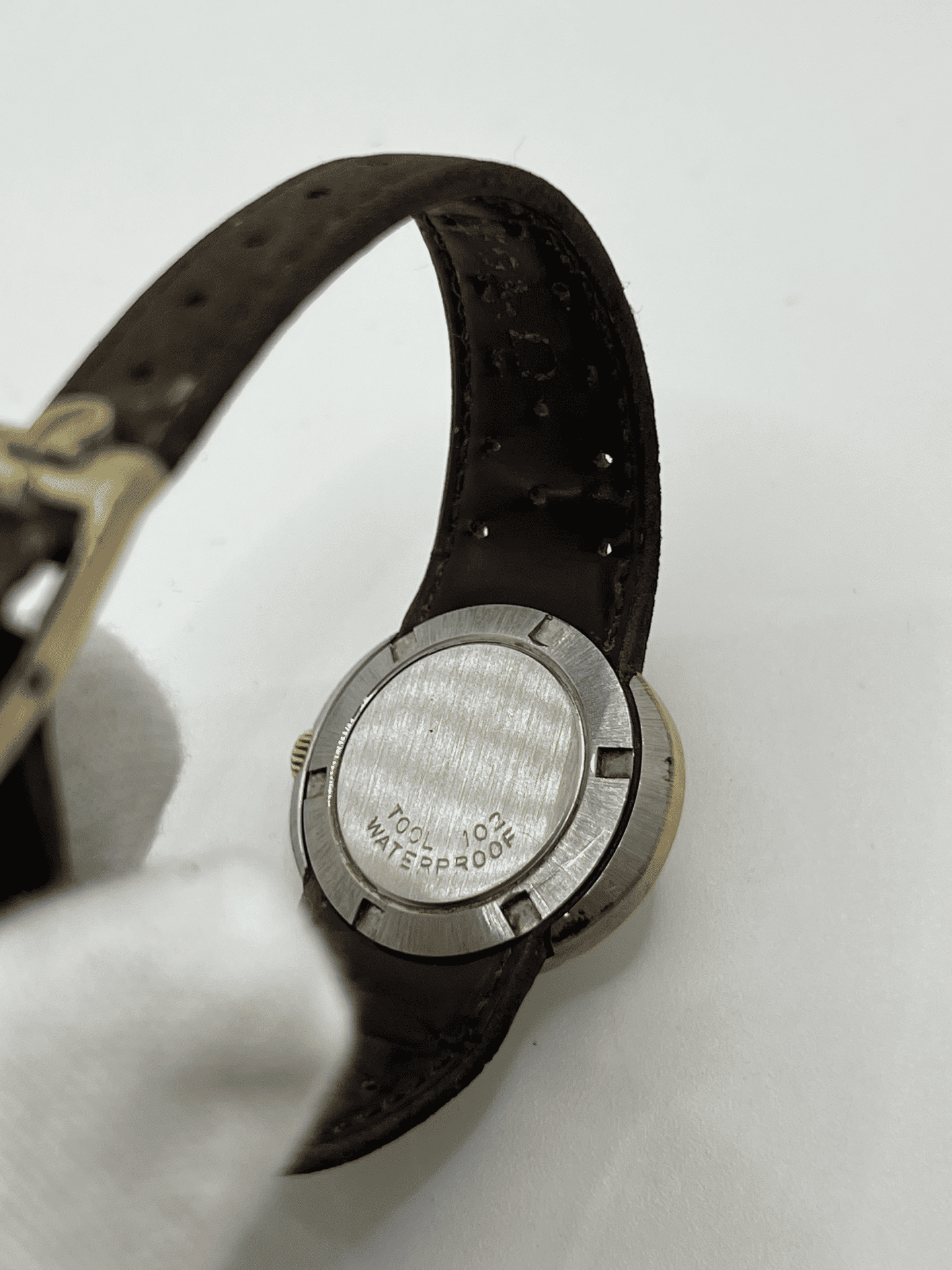 Découvrez l'Omega Dynamic Tool 102, une montre emblématique vendue avec sa boîte d'origine et son certificat d'authenticité. Ce modèle au design unique séduit les amateurs d’horlogerie par son style intemporel et sa précision. Idéale pour les collectionneurs, cette Omega Dynamic Tool 102 est une pièce rare alliant histoire et élégance.