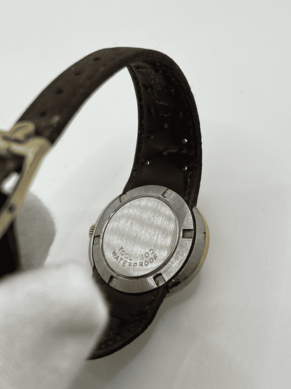 Découvrez l'Omega Dynamic Tool 102, une montre emblématique vendue avec sa boîte d'origine et son certificat d'authenticité. Ce modèle au design unique séduit les amateurs d’horlogerie par son style intemporel et sa précision. Idéale pour les collectionneurs, cette Omega Dynamic Tool 102 est une pièce rare alliant histoire et élégance.