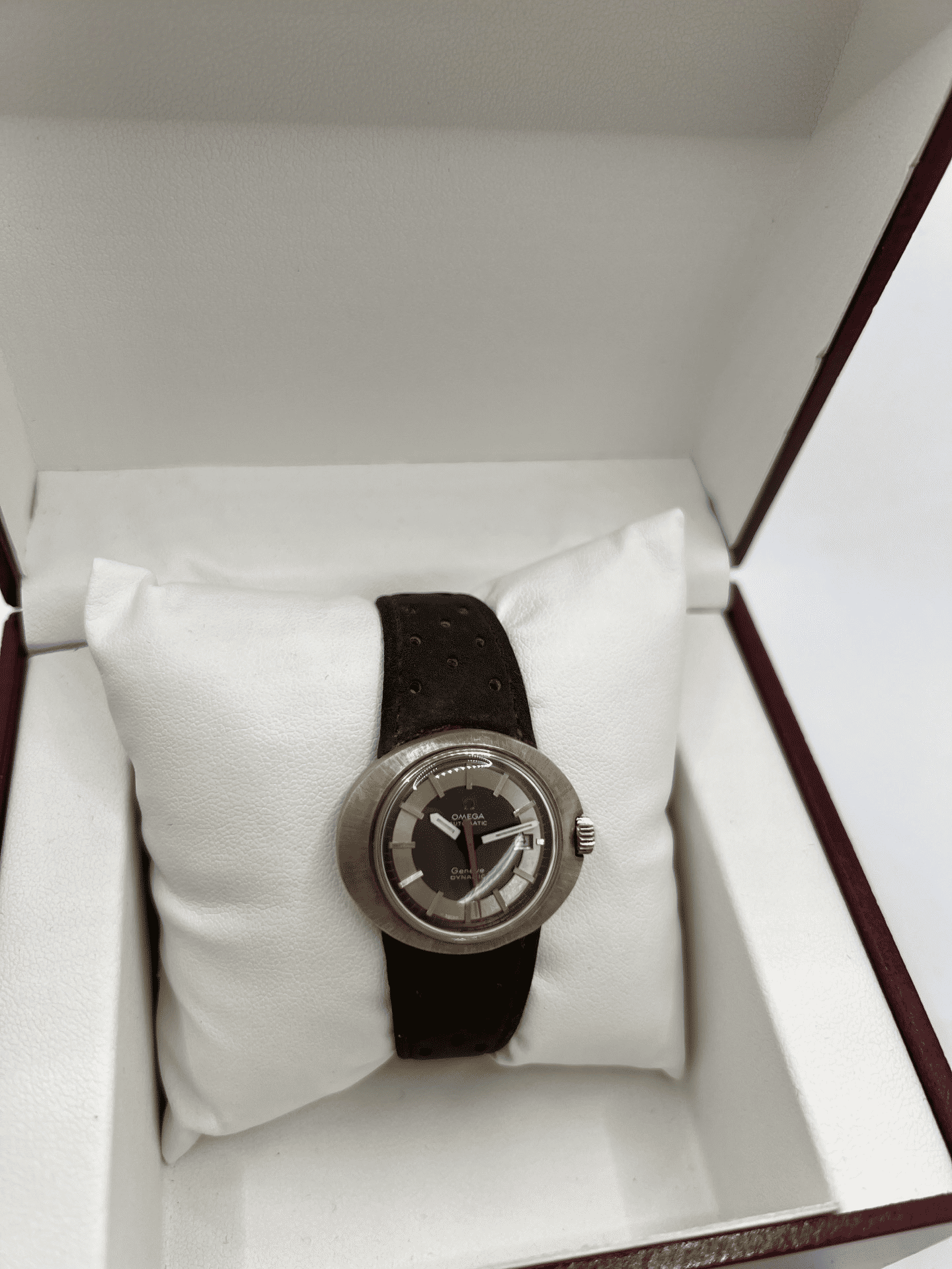 Découvrez l'Omega Dynamic Tool 102, une montre emblématique vendue avec sa boîte d'origine et son certificat d'authenticité. Ce modèle au design unique séduit les amateurs d’horlogerie par son style intemporel et sa précision. Idéale pour les collectionneurs, cette Omega Dynamic Tool 102 est une pièce rare alliant histoire et élégance.







