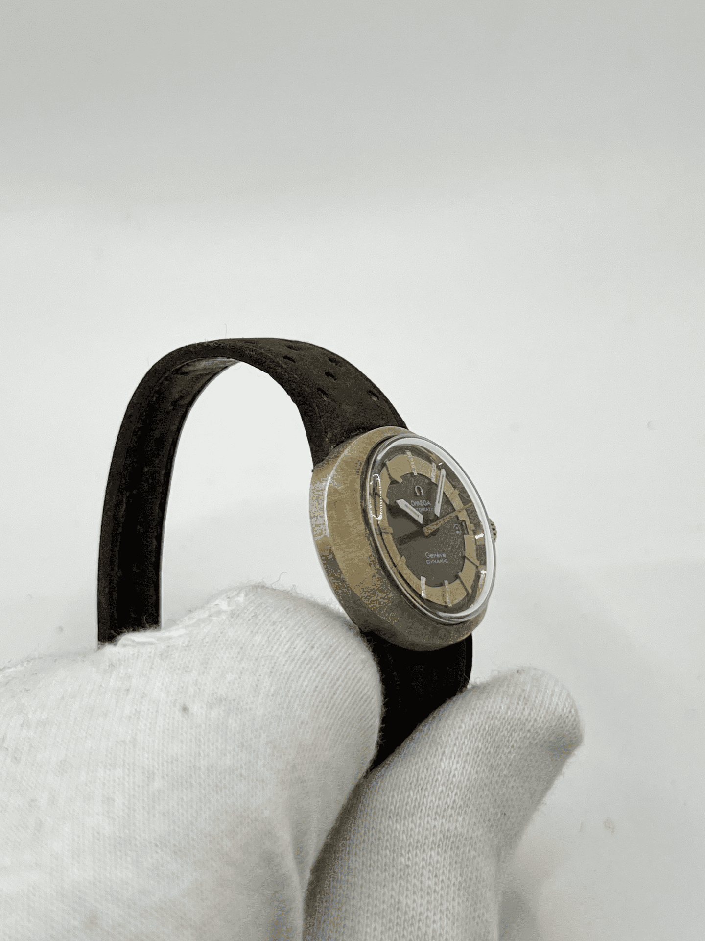 Découvrez l'Omega Dynamic Tool 102, une montre emblématique vendue avec sa boîte d'origine et son certificat d'authenticité. Ce modèle au design unique séduit les amateurs d’horlogerie par son style intemporel et sa précision. Idéale pour les collectionneurs, cette Omega Dynamic Tool 102 est une pièce rare alliant histoire et élégance.







