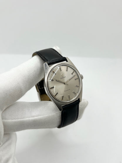 Montre Omega Genève 135.041 vintage de 1969, équipée d’un mouvement à remontage manuel avec calibre 601, offrant une réserve de marche de 48 heures. Son boîtier en acier de 34 mm est associé à un cadran argent à index bâtons, protégé par un verre Plexiglas. Cette Omega Genève est montée sur un bracelet noir en cuir de vache avec boucle ardillon en acier. En bon état, elle présente des traces d’usure visibles.