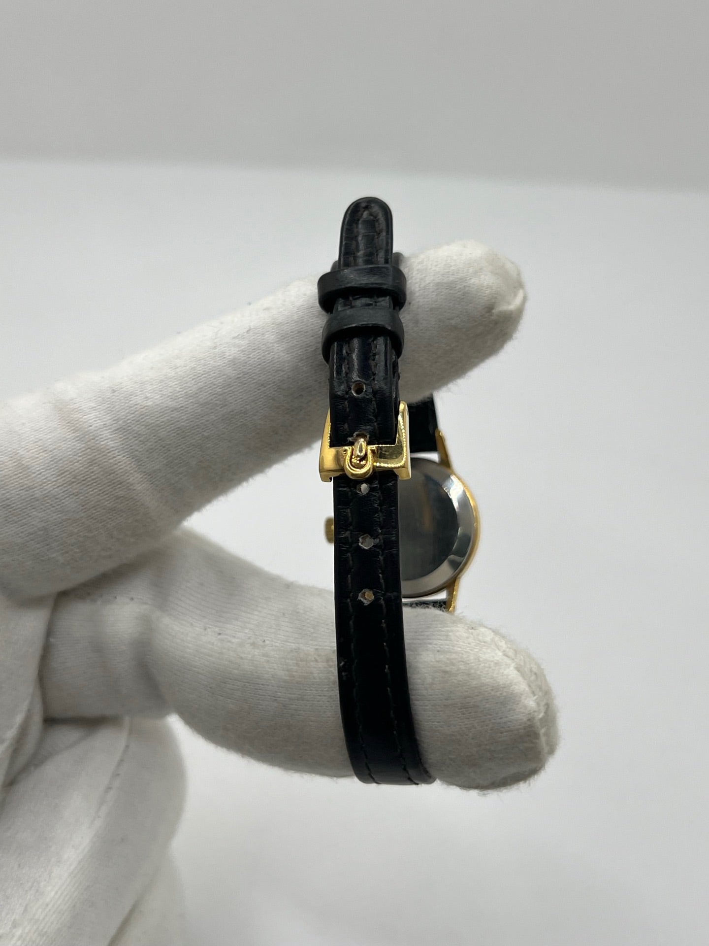 Montre Omega Genève référence 511.0451 pour femme, fabriquée en 1969, avec boîtier en acier de 17 mm et mouvement à remontage manuel. Son élégant cadran argent apporte une touche vintage intemporelle, protégé par un boîtier sobre et raffiné. Elle est montée sur un bracelet en cuir noir avec boucle ardillon en acier. Cette montre Omega d'occasion est en très bon état, révisée en interne et constitue une pièce de collection idéale pour les amateurs d'horlogerie vintage.