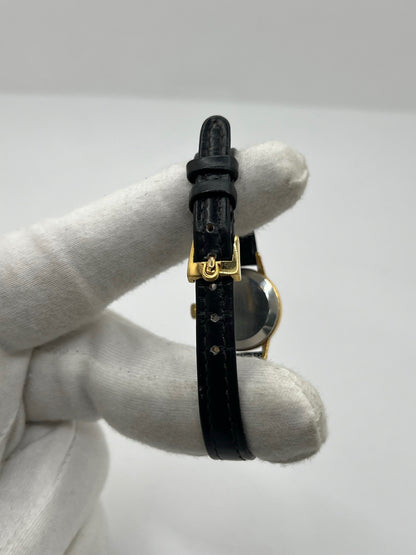 Montre Omega Genève référence 511.0451 pour femme, fabriquée en 1969, avec boîtier en acier de 17 mm et mouvement à remontage manuel. Son élégant cadran argent apporte une touche vintage intemporelle, protégé par un boîtier sobre et raffiné. Elle est montée sur un bracelet en cuir noir avec boucle ardillon en acier. Cette montre Omega d'occasion est en très bon état, révisée en interne et constitue une pièce de collection idéale pour les amateurs d'horlogerie vintage.