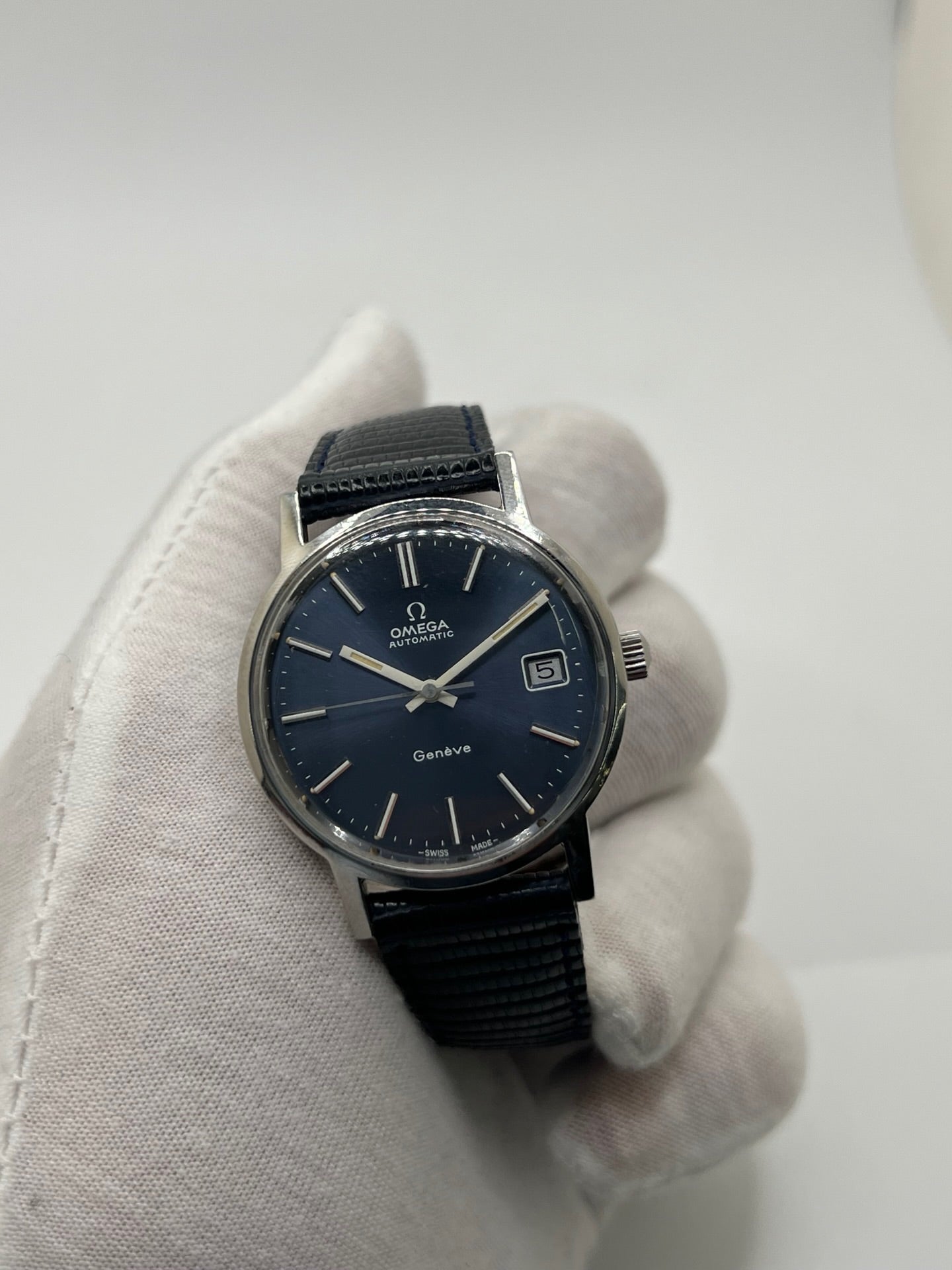 Montre automatique vintage en acier pour homme ou unisexe, boîtier rond de 35 mm avec cornes étendues, cadran bleu à index bâtons et affichage de la date. Mouvement mécanique à remontage automatique calibre 1012 offrant une réserve de marche d’environ 42 heures. Verre plexiglas, lunette acier, fond vissé. Bracelet en cuir noir avec boucle ardillon acier. Pièce d’occasion en bon état présentant des traces d’usure visibles, récemment révisée, livrée sans coffret ni papiers d’origine.