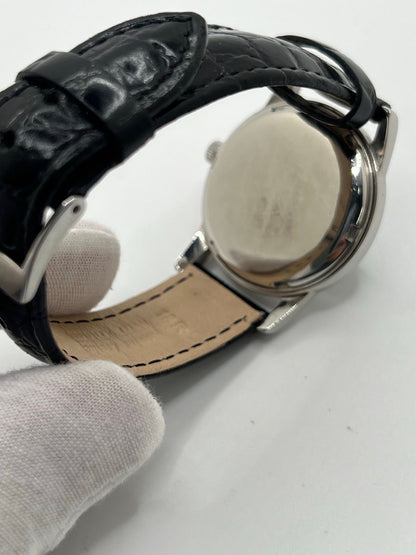 Plongez dans l’univers de l’horlogerie d’exception avec l’Omega Seamaster Automatic, une montre emblématique alliant élégance et performance. Dotée d’un mouvement automatique de haute précision, elle incarne le savoir-faire légendaire d’Omega. Conçue pour les amateurs de montres de luxe et de plongée, elle séduit par son design intemporel et sa robustesse. Un garde-temps idéal pour accompagner toutes vos aventures.