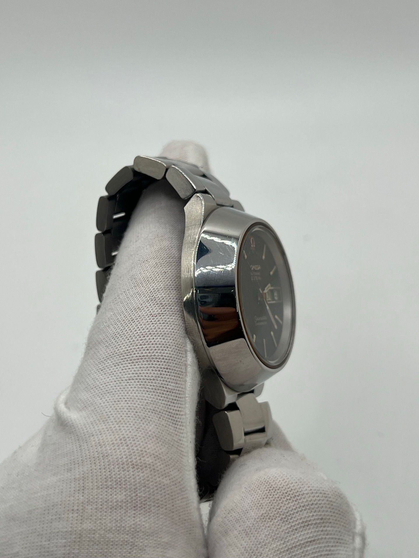 Découvrez l’Omega Seamaster Vintage, une montre iconique des années 1970 alliant élégance et fiabilité. Son boîtier en acier, son cadran noir et son mouvement quartz en font un choix idéal pour les collectionneurs et amateurs de montres rétro.