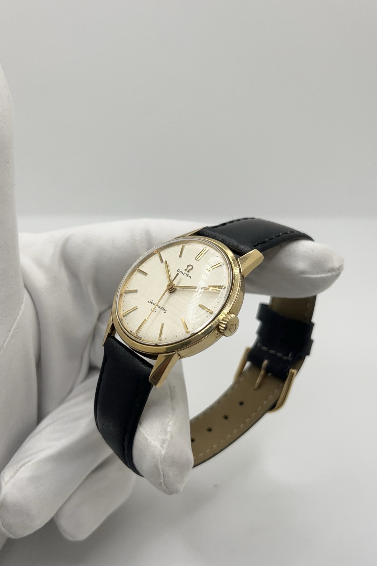 Montre Omega Seamaster 135.003 vintage de 1962 en acier et plaqué or avec cadran lin argenté texturé. Cette Omega Seamaster à remontage manuel est équipée du calibre Omega 286 et d’un boîtier de 35 mm au style élégant et intemporel. Montre homme vintage avec verre plexiglas, bracelet cuir noir et seconde centrale. Omega Seamaster vintage révisée, livrée avec certificat d’authenticité et garantie 1 an.
