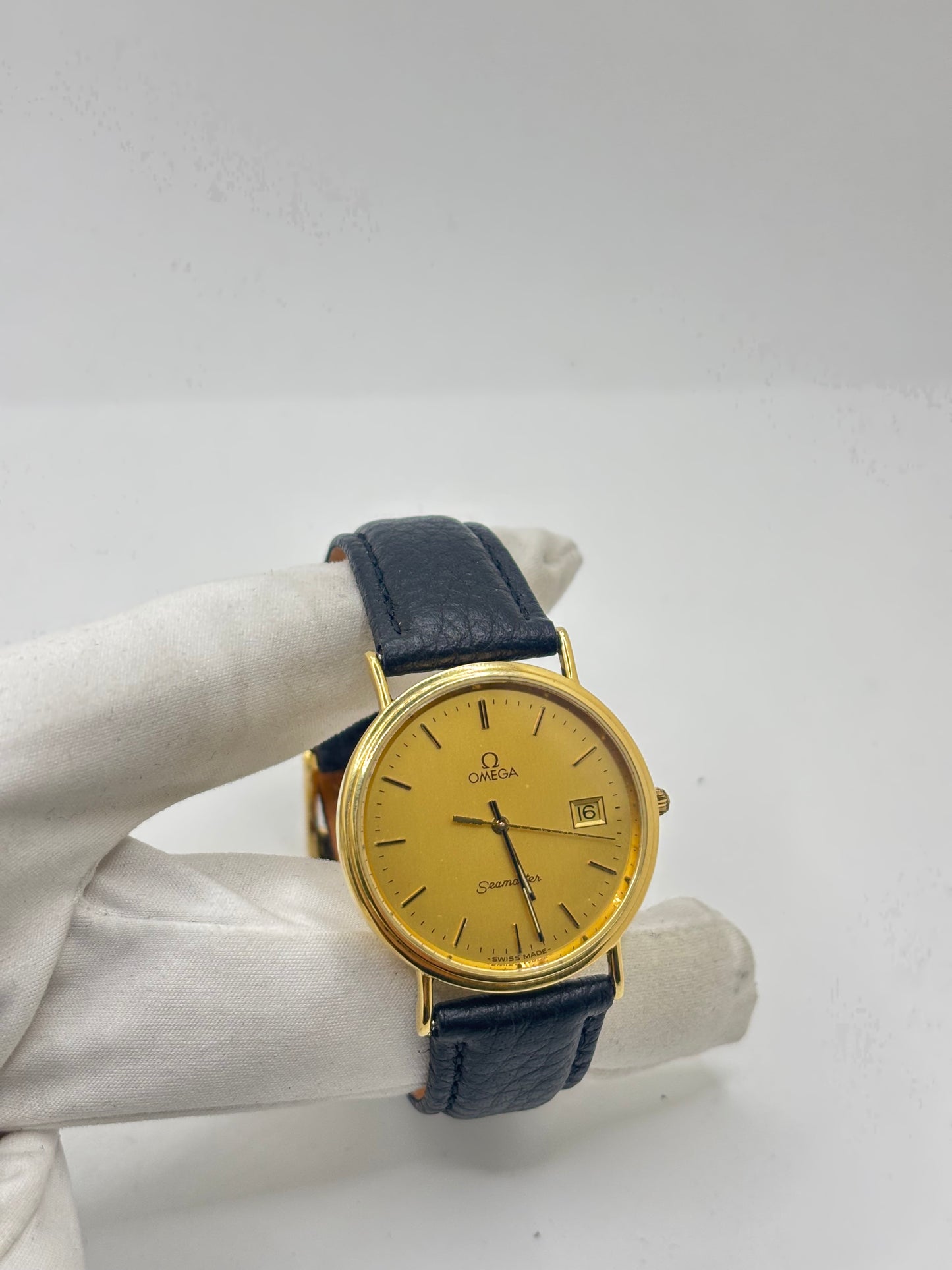 Omega Seamaster référence 196.750 en or jaune 18K, montre vintage de 1986 équipée d'un mouvement quartz précis. Son boîtier de 32,5 mm, son cadran champagne et son bracelet en cuir noir lui confèrent une élégance intemporelle. Révisée, garantie 1 an et livrée avec sa boîte d'origine, cette Omega Seamaster d'occasion en excellent état est idéale pour les collectionneurs et les amateurs de montres de luxe suisses.