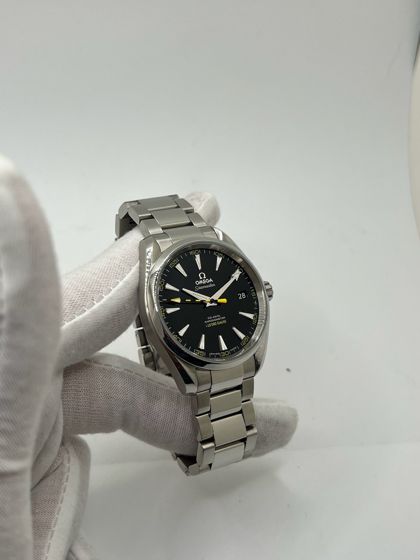 Omega Seamaster Aqua Terra 41,5 mm en acier inoxydable avec cadran noir épuré et index appliqués. Équipée du mouvement automatique calibre 8508 offrant 60 heures de réserve de marche et fonction date. Boîtier étanche 15 ATM, verre saphir résistant aux rayures et bracelet acier avec boucle déployante. Montre au style élégant et sportif, idéale au quotidien comme en tenue habillée. Modèle emblématique apprécié pour sa fiabilité et sa précision chronométrique.