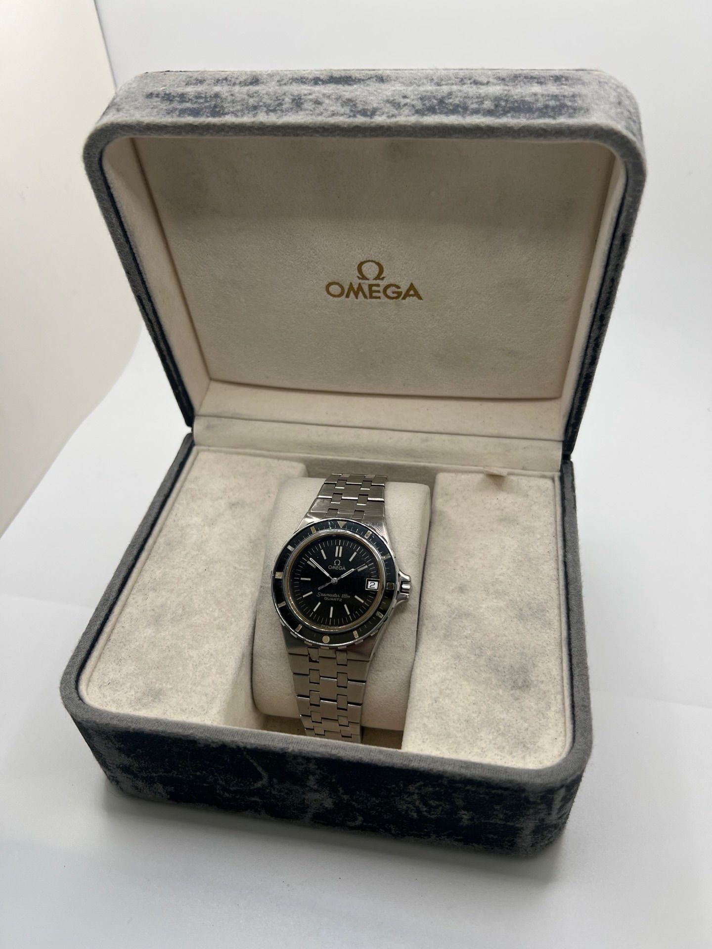 Montre de plongée vintage Omega Seamaster Jacques Mayol 120 référence 396.0900 en acier, équipée d’un mouvement quartz calibre 1337. Modèle de collection rare avec cadran noir, boîtier de 37 mm et bracelet acier. Montre iconique des années 1980, appréciée des amateurs de montres de plongée pour son style classique et son histoire liée à l’apnéiste Jacques Mayol.