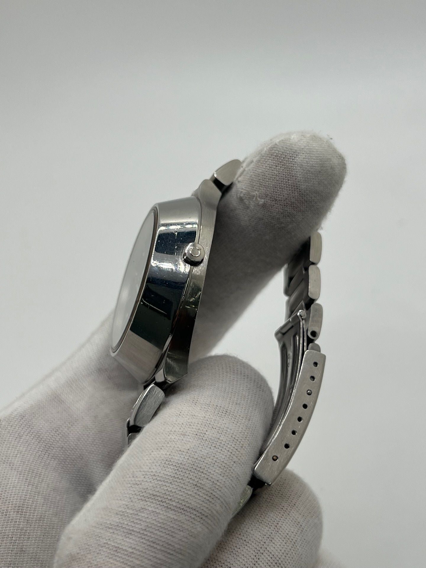 Découvrez l’Omega Seamaster Vintage, une montre iconique des années 1970 alliant élégance et fiabilité. Son boîtier en acier, son cadran noir et son mouvement quartz en font un choix idéal pour les collectionneurs et amateurs de montres rétro.