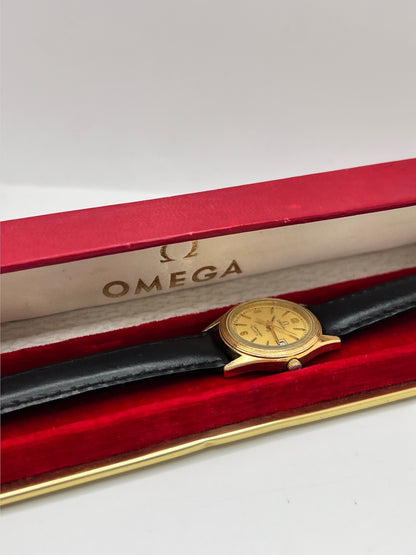 Montre Omega Seamaster 5960035 en très bon état, équipée d’un mouvement quartz et d’un boîtier plaqué or de 25 mm. Son cadran or à chiffres arabes est protégé par un verre saphir. Cette Omega Seamaster possède un bracelet en cuir noir avec boucle ardillon en acier. Destinée aux femmes, cette montre élégante dispose également d’une fonction date et est livrée avec son coffret d’origine. Un modèle intemporel alliant élégance et raffinement.