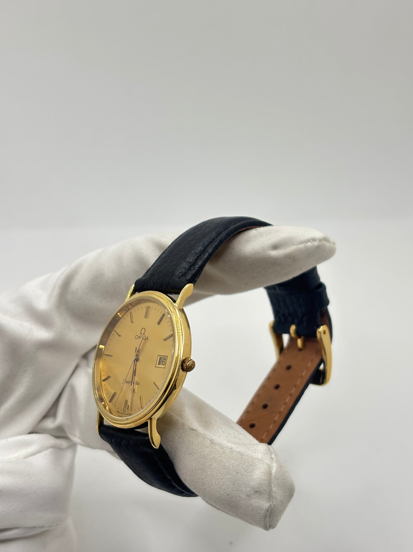 Omega Seamaster référence 196.750 en or jaune 18K, montre vintage de 1986 équipée d'un mouvement quartz précis. Son boîtier de 32,5 mm, son cadran champagne et son bracelet en cuir noir lui confèrent une élégance intemporelle. Révisée, garantie 1 an et livrée avec sa boîte d'origine, cette Omega Seamaster d'occasion en excellent état est idéale pour les collectionneurs et les amateurs de montres de luxe suisses.