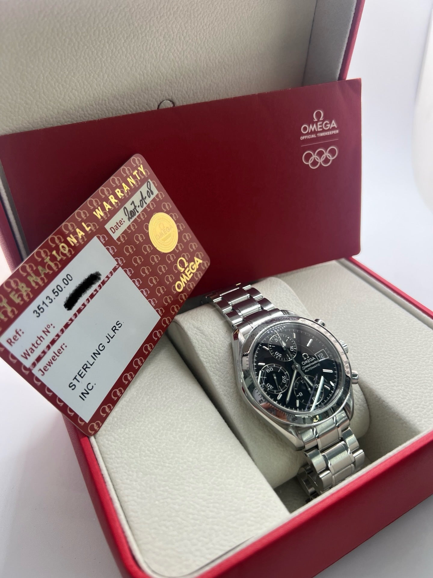 Montre Omega Speedmaster Date référence 3513.50 en acier, chronographe automatique avec boîtier de 39 mm et bracelet en acier assorti. Cadran noir sobre sans chiffres, protégé par un verre saphir, avec affichage de la date et fonctions chronographe. Modèle étanche 5 ATM, animé par le calibre automatique 1152 offrant 44 heures de réserve de marche. Montre homme élégante et sportive, emblématique de la collection Speedmaster.