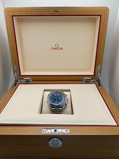 Découvrez la montre Omega Speedmaster Day Date, une icône horlogère qui incarne l’alliance parfaite entre sportivité et élégance. Ce chronographe Omega Day Date séduit par son cadran bleu profond et son boîtier en acier de 39 mm. Dotée d’un mouvement automatique Omega Speedmaster, elle offre les fonctions complètes d’un calendrier (jour, date, mois) et un tachymètre. Cette montre automatique Omega Speedmaster est animée par le calibre 1151 et dispose d’une réserve de marche de 44 heures.