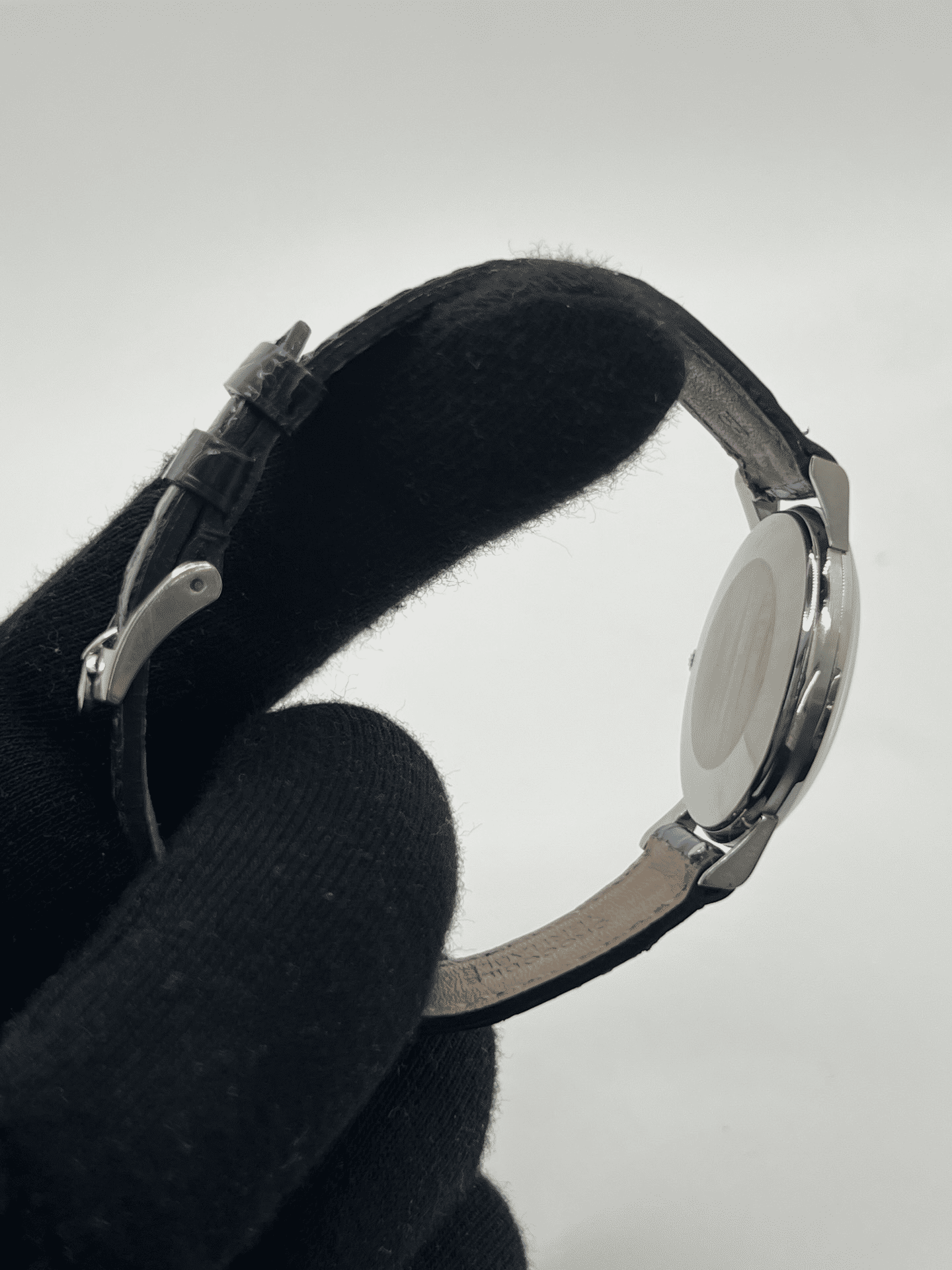 Découvrez l’Omega Classic Vintage 33 mm, une montre de collection alliant charme rétro et élégance intemporelle. Avec son design raffiné et son format discret, cette Omega au style vintage séduit les amateurs d’horlogerie classique. Une pièce d’exception, idéale pour sublimer votre poignet et compléter une collection prestigieuse.