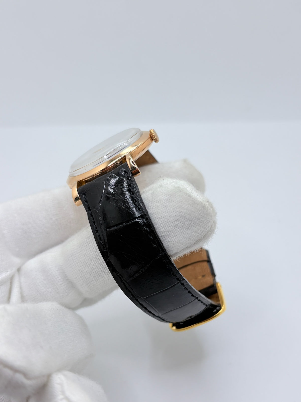 Montre Omega Vintage équipée du célèbre calibre mécanique 30T2 à remontage manuel. Cette montre ancienne, datant approximativement de 1948, présente un boîtier en or rose de 33 mm et un élégant cadran blanc à index bâtons. Son bracelet en cuir de crocodile noir complète son esthétique classique et intemporelle. Cette Omega Vintage calibre 30T2 incarne le charme d’une montre de collection, alliant savoir-faire horloger, élégance et authenticité.