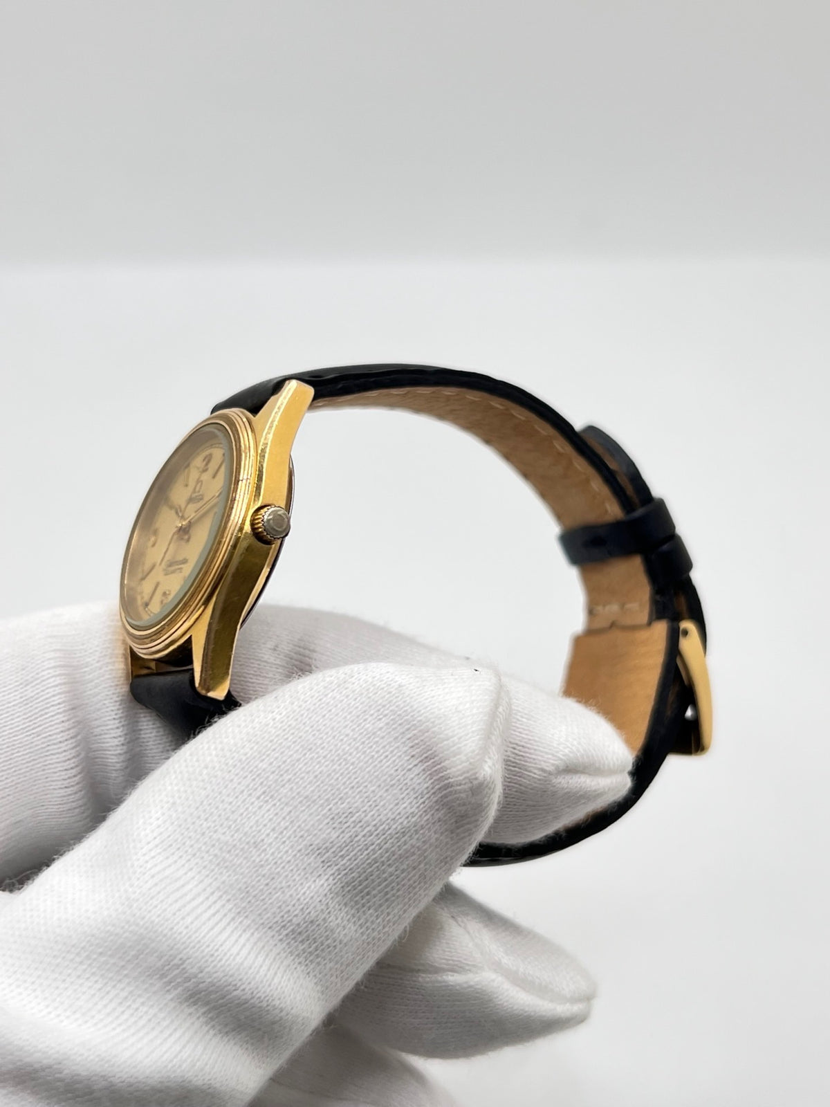 Montre Omega Seamaster 5960035 en très bon état, équipée d’un mouvement quartz et d’un boîtier plaqué or de 25 mm. Son cadran or à chiffres arabes est protégé par un verre saphir. Cette Omega Seamaster possède un bracelet en cuir noir avec boucle ardillon en acier. Destinée aux femmes, cette montre élégante dispose également d’une fonction date et est livrée avec son coffret d’origine. Un modèle intemporel alliant élégance et raffinement.