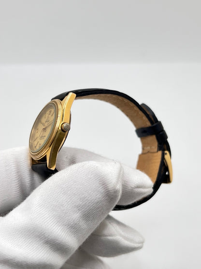 Montre Omega Seamaster 5960035 en très bon état, équipée d’un mouvement quartz et d’un boîtier plaqué or de 25 mm. Son cadran or à chiffres arabes est protégé par un verre saphir. Cette Omega Seamaster possède un bracelet en cuir noir avec boucle ardillon en acier. Destinée aux femmes, cette montre élégante dispose également d’une fonction date et est livrée avec son coffret d’origine. Un modèle intemporel alliant élégance et raffinement.