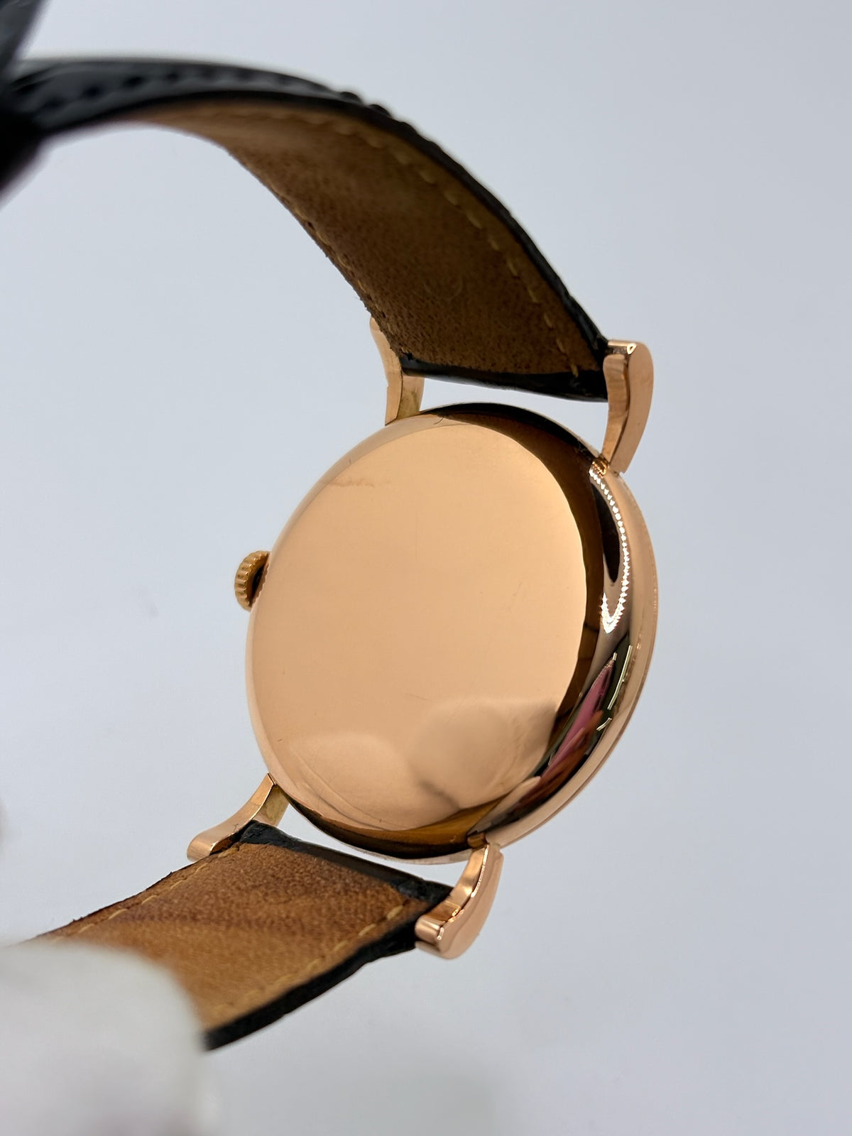 Montre Omega Vintage équipée du célèbre calibre mécanique 30T2 à remontage manuel. Cette montre ancienne, datant approximativement de 1948, présente un boîtier en or rose de 33 mm et un élégant cadran blanc à index bâtons. Son bracelet en cuir de crocodile noir complète son esthétique classique et intemporelle. Cette Omega Vintage calibre 30T2 incarne le charme d’une montre de collection, alliant savoir-faire horloger, élégance et authenticité.