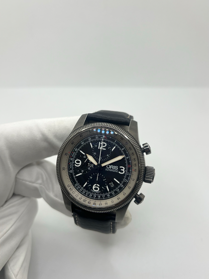 Montre Oris Big Crown X1 Calculator automatique en acier de 46 mm avec cadran noir à chiffres arabes et lunette calculator inspirée de l’aviation. Cette montre de pilote Oris Big Crown est équipée d’un verre saphir et d’un bracelet cuir noir neuf offrant confort et style sportif. Modèle emblématique de l’univers aéronautique, cette Oris automatique séduit par son design technique, sa grande lisibilité et son caractère affirmé. Révisée et garantie 1 an.