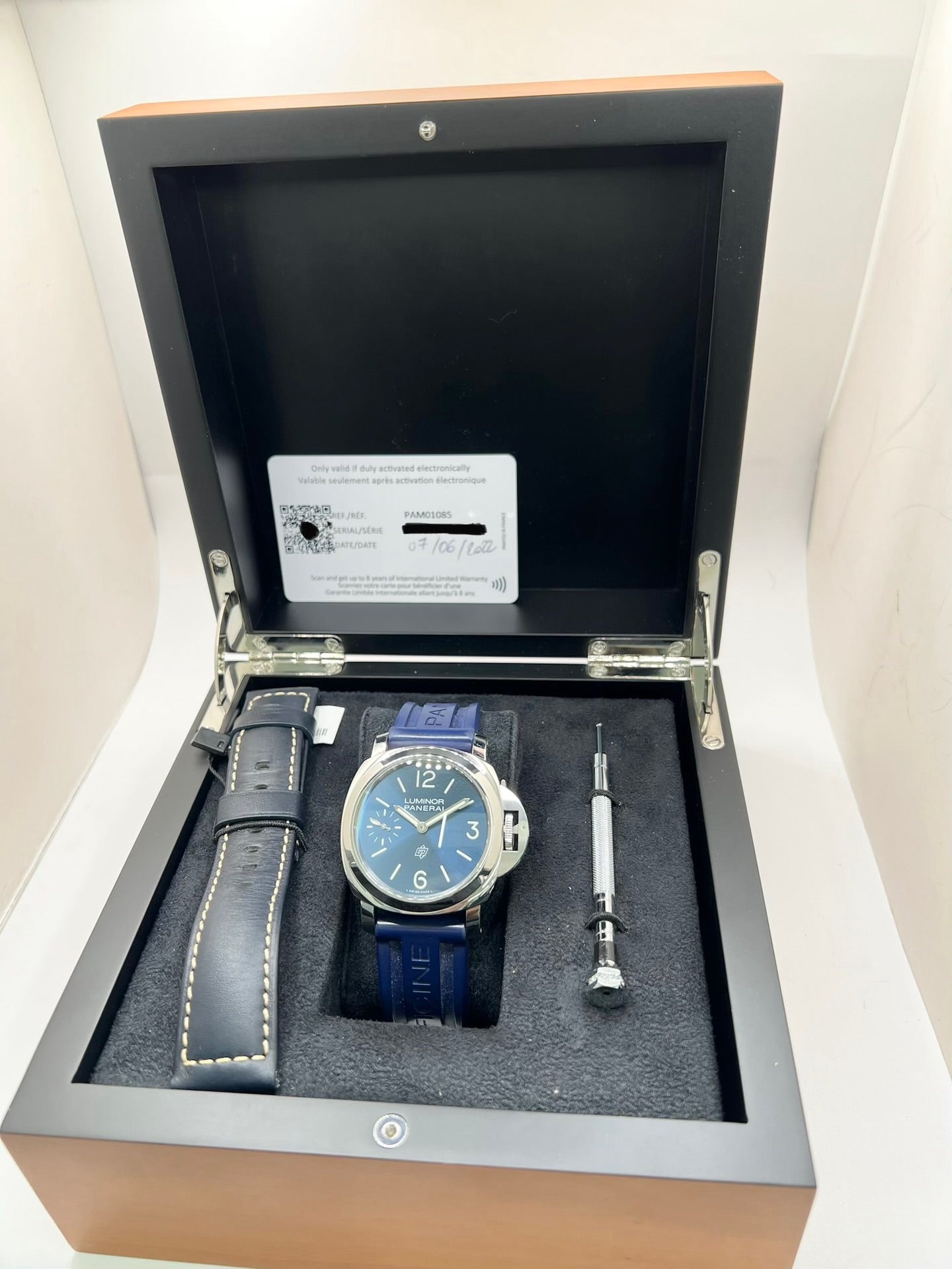 Montre Panerai Luminor Base référence PAM 01085 en acier avec boîtier de 44 mm, fabriquée en 2022 et animée par le calibre manufacture P.6000 à remontage manuel offrant 72 heures de réserve de marche. Son cadran bleu à chiffres arabes est protégé par un verre saphir et complété par un bracelet en caoutchouc bleu avec boucle ardillon en acier. Cette montre Panerai d'occasion est en très bon état, révisée en interne et livrée avec son coffret et ses papiers d'origine.