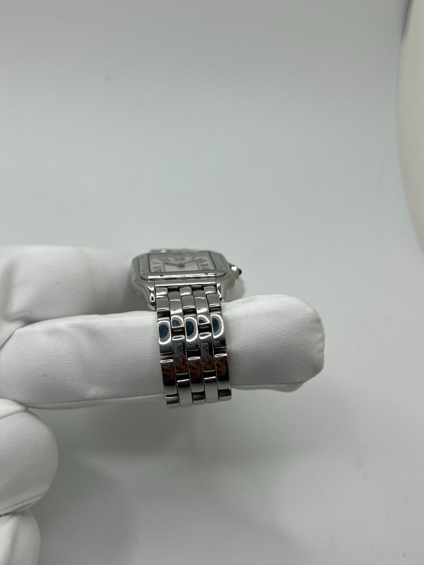 Montre Cartier Panthère WSPN0007 pour femme en acier avec boîtier de 27 x 37 mm et cadran argent à chiffres romains. Modèle quartz élégant équipé de verre saphir et bracelet acier avec boucle pliante, combinant confort et style raffiné. Montre iconique de la collection Panthère, idéale pour un usage quotidien ou une occasion spéciale. Pièce d’occasion en très bon état, révisée, livrée avec coffret et papiers d’origine.