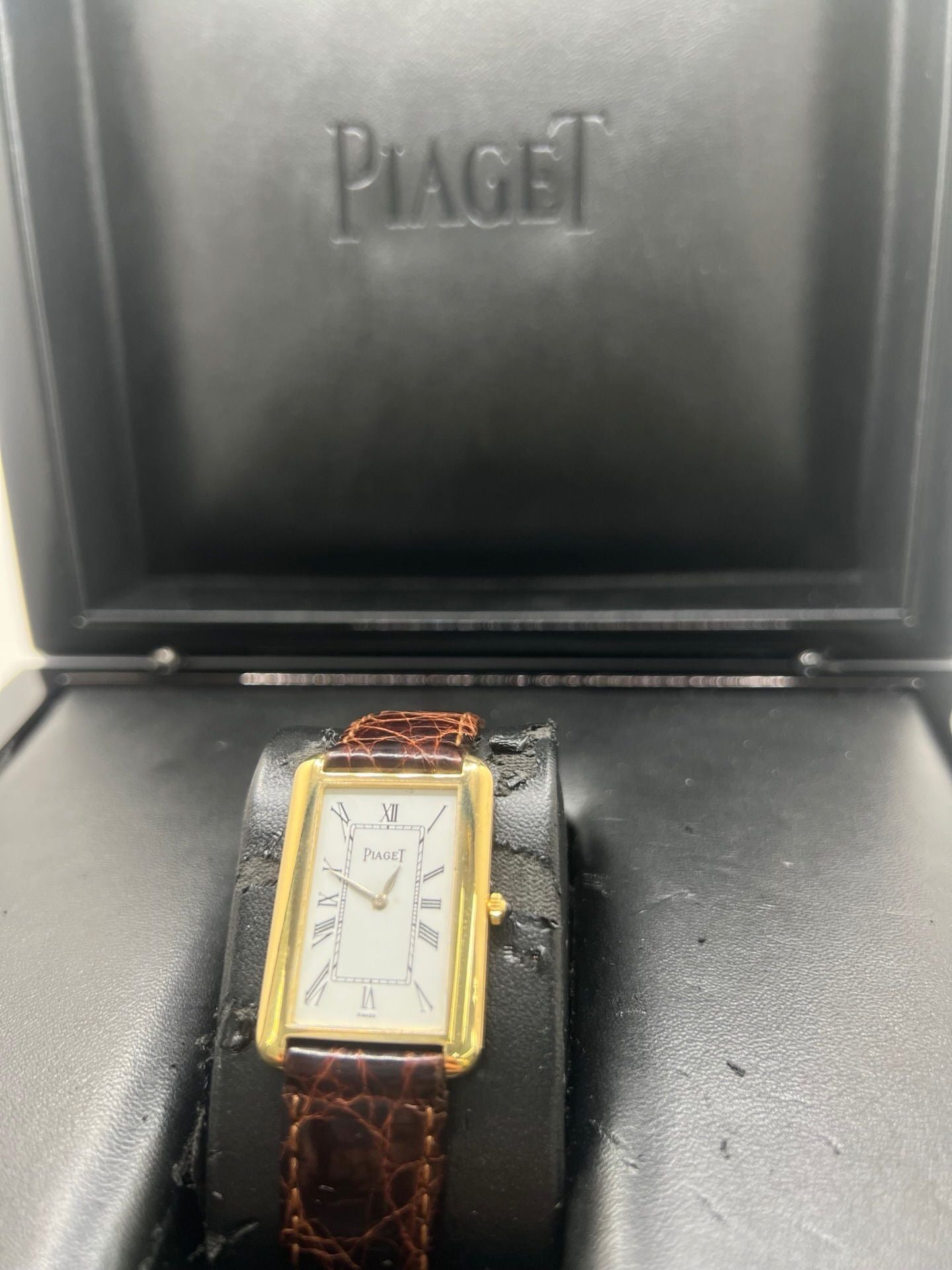 Montre Tank Allongée en or jaune 18K, modèle 9228, présentant un boîtier allongé élégant, un cadran raffiné et un style vintage recherché. Garde-temps luxueux en or massif, idéal pour les collectionneurs et amateurs de pièces horlogères d’exception.
