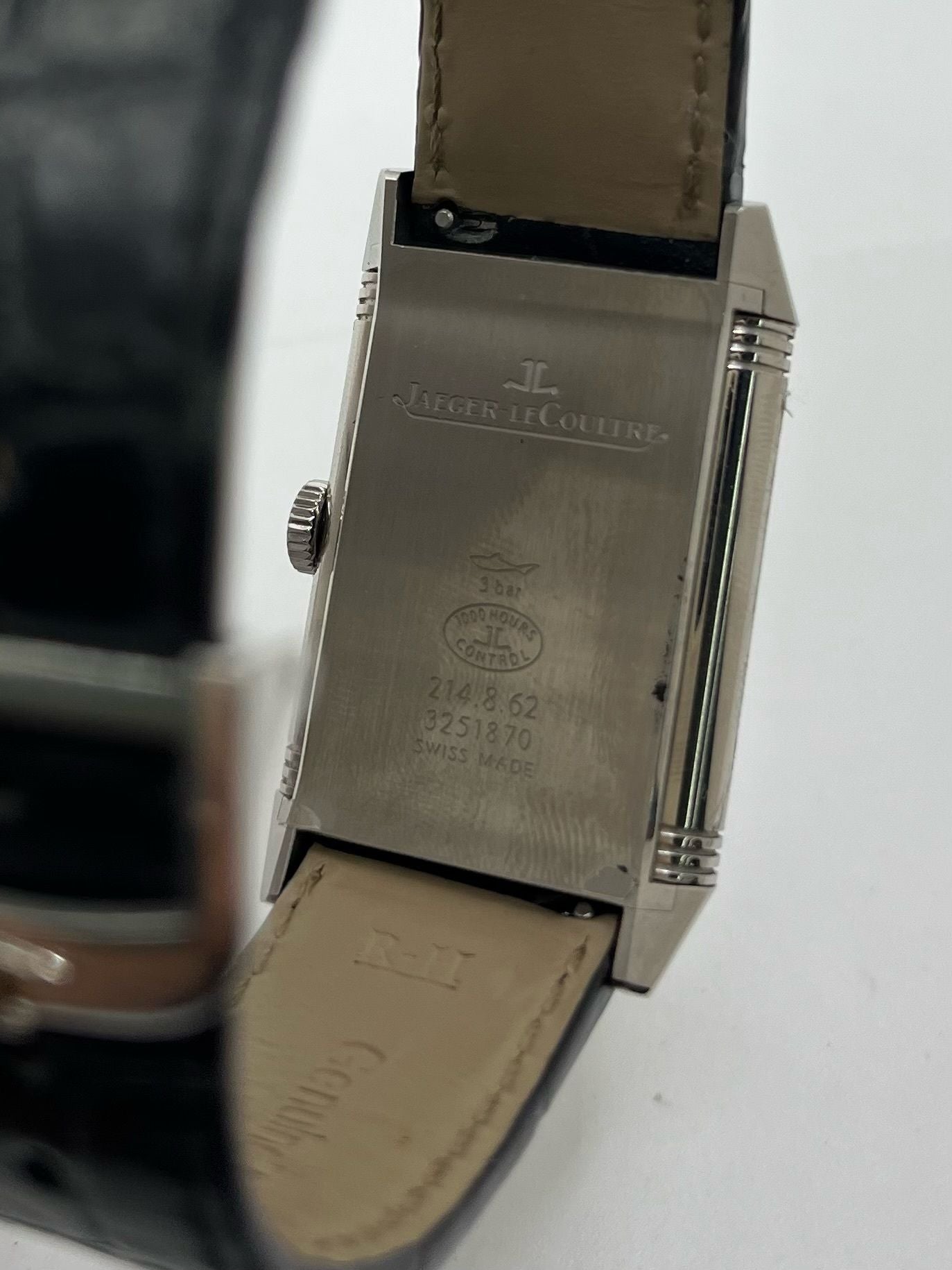 Montre Jaeger-LeCoultre Reverso Classic Small/Large réf. 214.8.62, modèle emblématique de 2017, livrée en full set avec boîte et papiers d’origine. Équipée d’une élégante boucle déployante, cette montre mécanique incarne le savoir-faire horloger suisse. Boîtier rectangulaire en acier, mouvement à remontage manuel. Une pièce raffinée pour collectionneur ou amateur de montres de prestige.