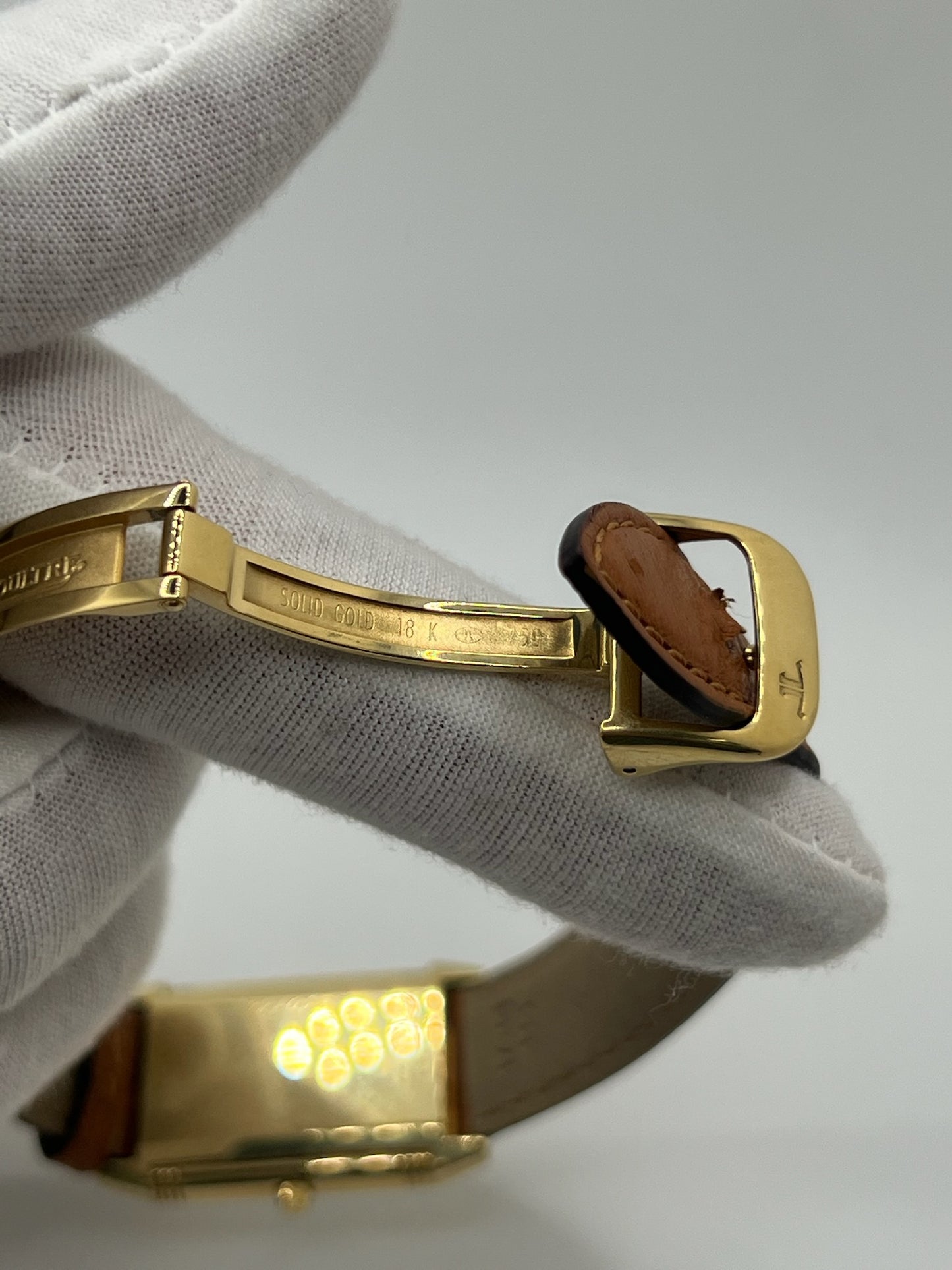 Redécouvrez l’élégance pure avec cette Jaeger-LeCoultre Reverso Classique millésime 2011, proposée en full set avec sa boîte, ses papiers et ses accessoires d’origine. Symbole de l’horlogerie raffinée, la Reverso séduit par son design rectangulaire emblématique et son cadran épuré. Cette version complète est un choix idéal pour les passionnés de montres de collection et les amateurs de la maison Jaeger-LeCoultre, à la recherche d’une pièce intemporelle au pedigree certifié.