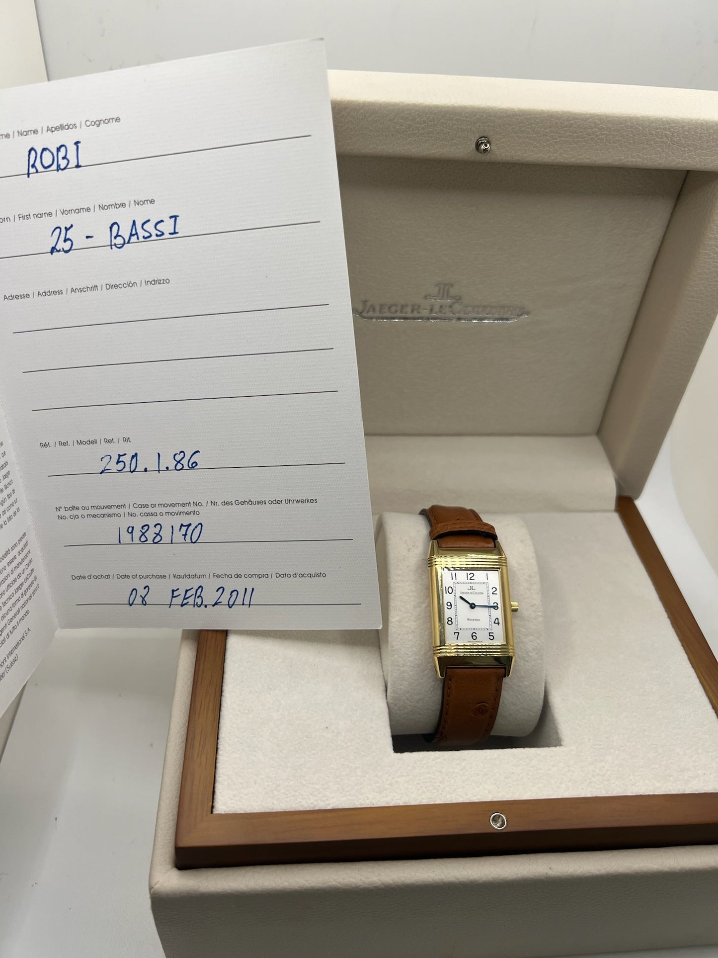 Redécouvrez l’élégance pure avec cette Jaeger-LeCoultre Reverso Classique millésime 2011, proposée en full set avec sa boîte, ses papiers et ses accessoires d’origine. Symbole de l’horlogerie raffinée, la Reverso séduit par son design rectangulaire emblématique et son cadran épuré. Cette version complète est un choix idéal pour les passionnés de montres de collection et les amateurs de la maison Jaeger-LeCoultre, à la recherche d’une pièce intemporelle au pedigree certifié.
