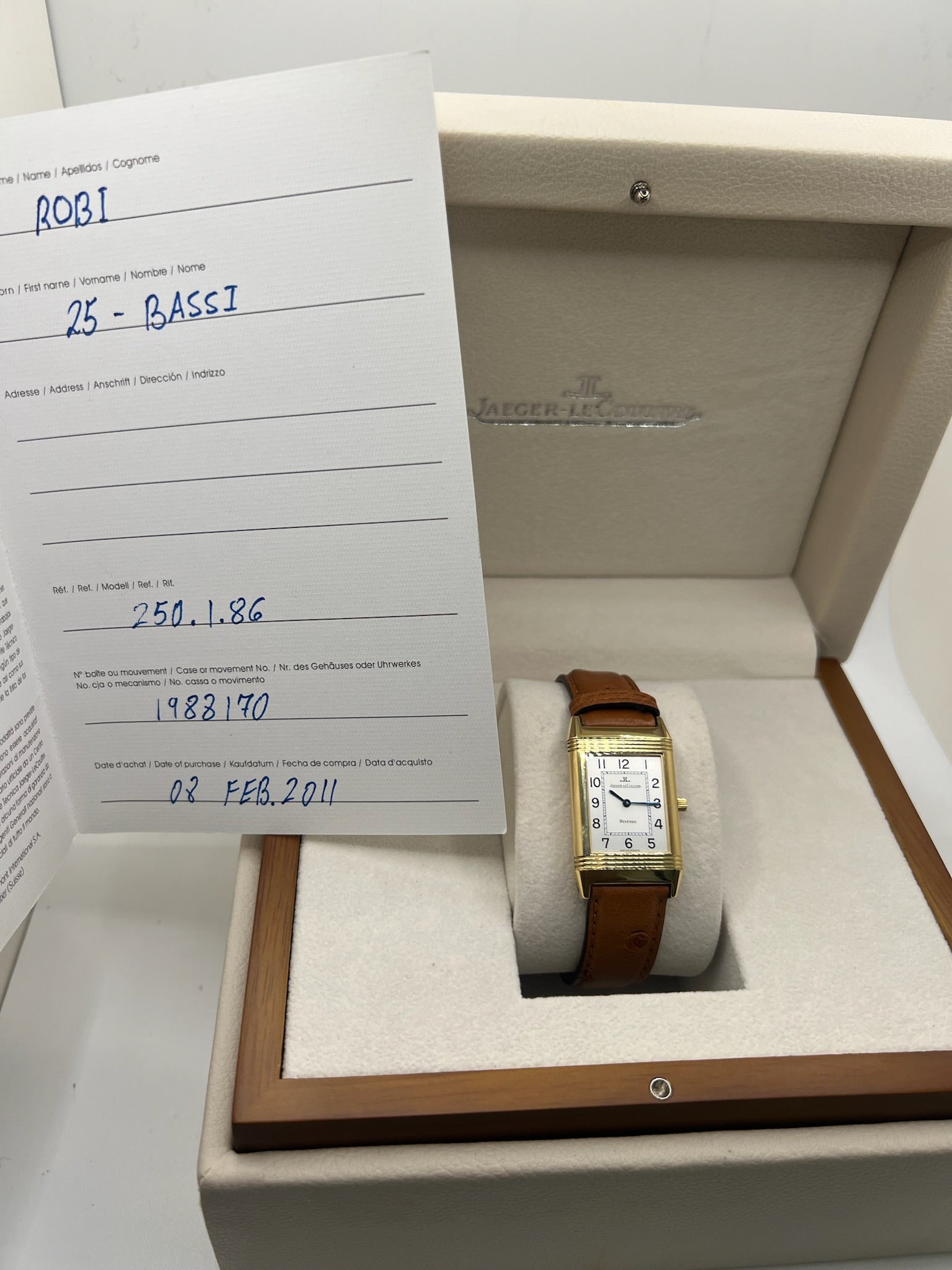 Redécouvrez l’élégance pure avec cette Jaeger-LeCoultre Reverso Classique millésime 2011, proposée en full set avec sa boîte, ses papiers et ses accessoires d’origine. Symbole de l’horlogerie raffinée, la Reverso séduit par son design rectangulaire emblématique et son cadran épuré. Cette version complète est un choix idéal pour les passionnés de montres de collection et les amateurs de la maison Jaeger-LeCoultre, à la recherche d’une pièce intemporelle au pedigree certifié.