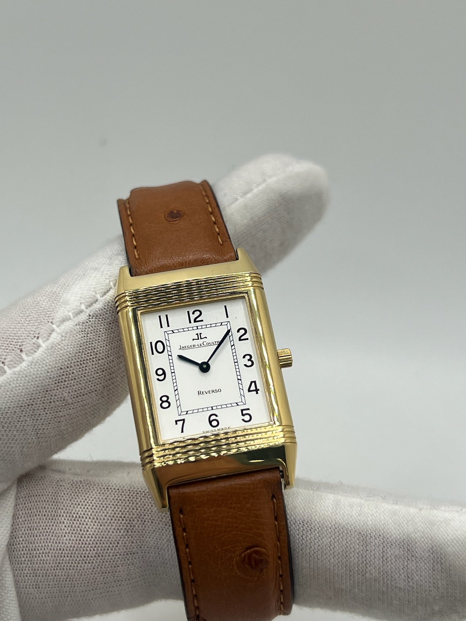 Redécouvrez l’élégance pure avec cette Jaeger-LeCoultre Reverso Classique millésime 2011, proposée en full set avec sa boîte, ses papiers et ses accessoires d’origine. Symbole de l’horlogerie raffinée, la Reverso séduit par son design rectangulaire emblématique et son cadran épuré. Cette version complète est un choix idéal pour les passionnés de montres de collection et les amateurs de la maison Jaeger-LeCoultre, à la recherche d’une pièce intemporelle au pedigree certifié.
