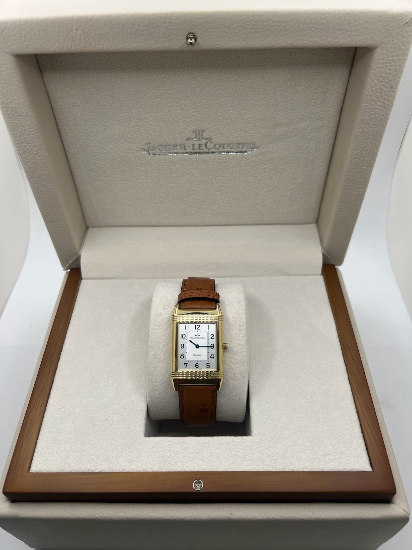 Redécouvrez l’élégance pure avec cette Jaeger-LeCoultre Reverso Classique millésime 2011, proposée en full set avec sa boîte, ses papiers et ses accessoires d’origine. Symbole de l’horlogerie raffinée, la Reverso séduit par son design rectangulaire emblématique et son cadran épuré. Cette version complète est un choix idéal pour les passionnés de montres de collection et les amateurs de la maison Jaeger-LeCoultre, à la recherche d’une pièce intemporelle au pedigree certifié.