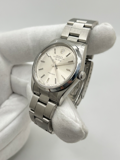 Montre Rolex Air King 14000, un modèle emblématique de la maison Rolex alliant élégance et sobriété. Équipée d’un mouvement automatique, cette montre de la collection Air King se distingue par son design intemporel et ses lignes épurées. La Rolex Air King référence 14000 séduit les amateurs d’horlogerie de luxe par son style classique et sa polyvalence. Une montre Rolex raffinée, idéale pour un usage quotidien ou pour enrichir une collection de montres de prestige.