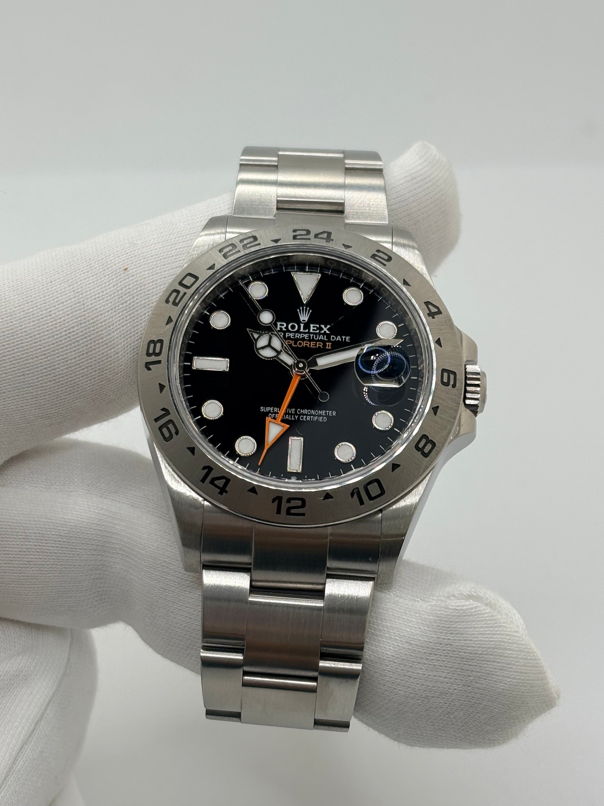 Rolex Explorer II 226570, montre automatique en acier avec boîtier de 42 mm et cadran noir. Cette montre Rolex Explorer II est équipée du calibre 3285, offrant une réserve de marche de 70 heures, ainsi que des fonctions date et GMT. Son verre saphir, son bracelet en acier et son design sportif et élégant en font un garde-temps emblématique de la collection Rolex Explorer. Modèle de 2022, livré avec coffret et papiers d’origine.