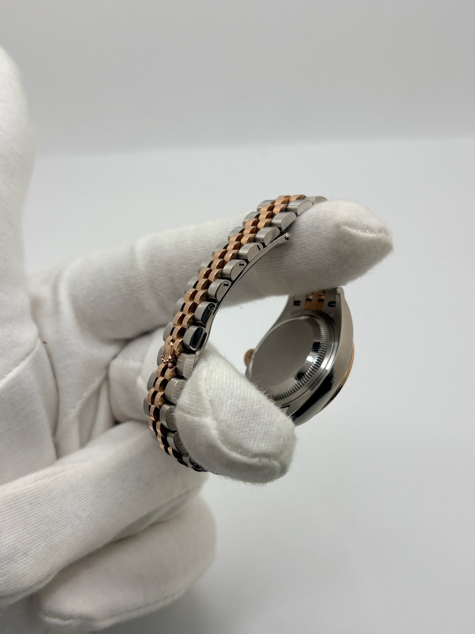 Montre Rolex Lady-Datejust référence 279161 en or et acier avec boîtier de 28 mm, fabriquée en 2023 et animée par le calibre manufacture 2236 à remontage automatique offrant 55 heures de réserve de marche. Son cadran brun avec dateur est protégé par un verre saphir et complété par un bracelet en or et acier avec boucle pliante. Cette montre Rolex d'occasion est en très bon état, révisée en interne et livrée avec son coffret et ses papiers d'origine.