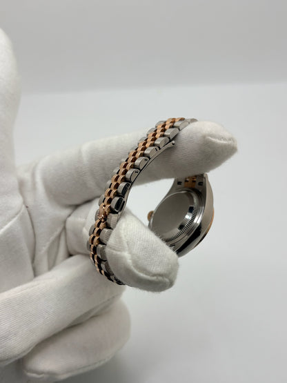 Montre Rolex Lady-Datejust référence 279161 en or et acier avec boîtier de 28 mm, fabriquée en 2023 et animée par le calibre manufacture 2236 à remontage automatique offrant 55 heures de réserve de marche. Son cadran brun avec dateur est protégé par un verre saphir et complété par un bracelet en or et acier avec boucle pliante. Cette montre Rolex d'occasion est en très bon état, révisée en interne et livrée avec son coffret et ses papiers d'origine.