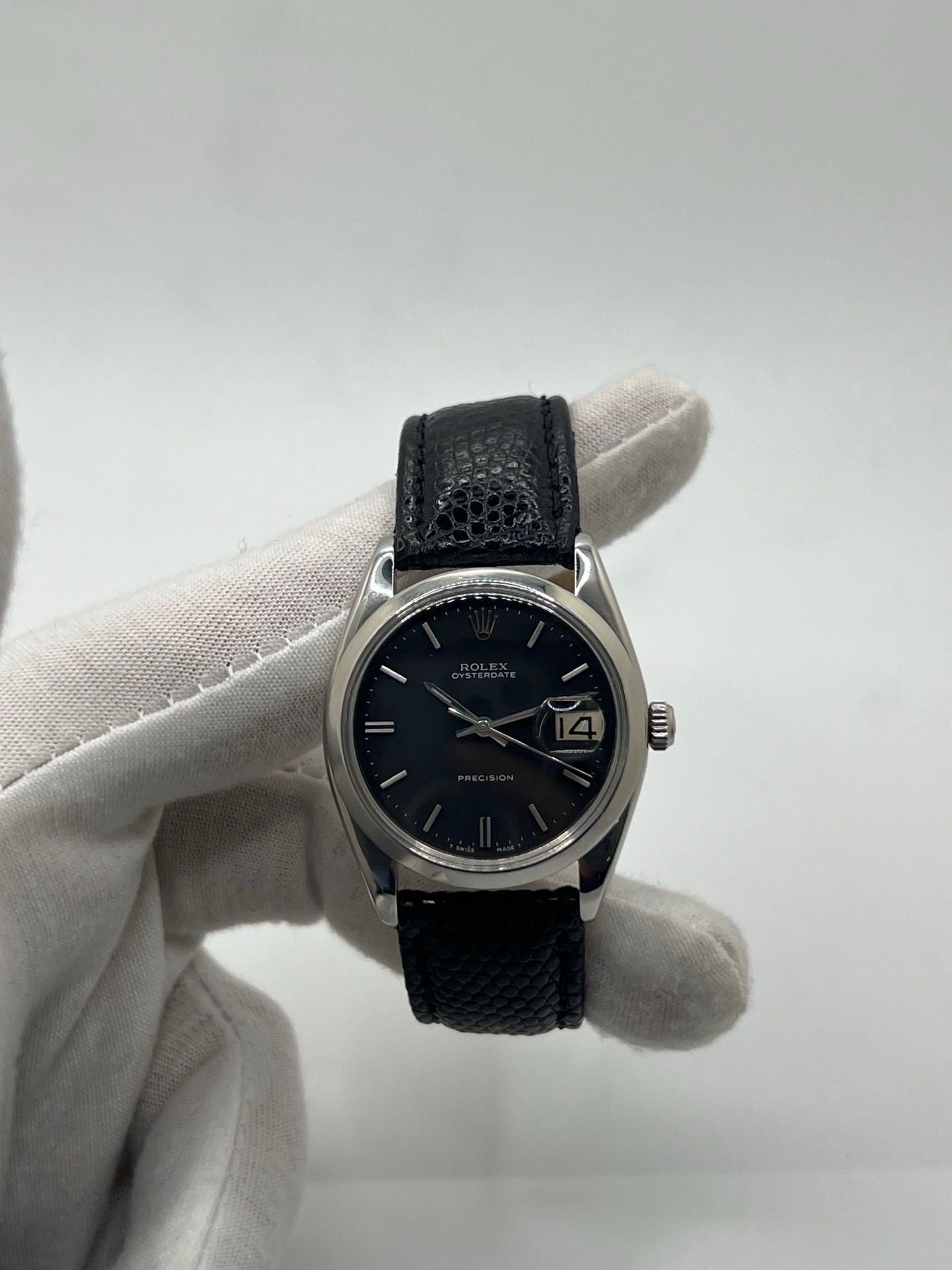 Montre Rolex Oysterdate Precision 6694, modèle vintage emblématique des années 60 en acier avec cadran noir et bracelet en cuir de lézard. Équipée d’un mouvement à remontage manuel calibre 1225, cette Rolex 6694 allie élégance intemporelle et précision horlogère, idéale pour les amateurs de montres classiques et raffinées.