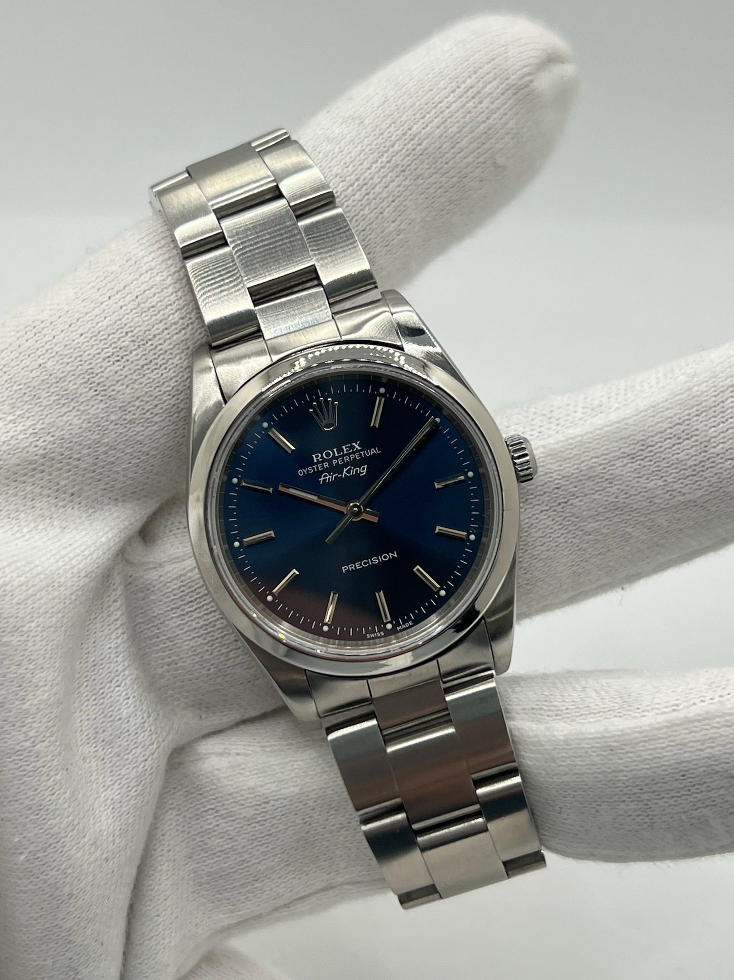Découvrez la montre Rolex Air-King 14000M, un modèle emblématique de la célèbre marque suisse. Cette montre de luxe est accompagnée de sa boîte d'origine, garantissant son authenticité et sa valeur. Avec son design intemporel et sa précision exceptionnelle, la Rolex Air-King 14000M est l'accessoire idéal pour les collectionneurs et les amateurs de montres haut de gamme.