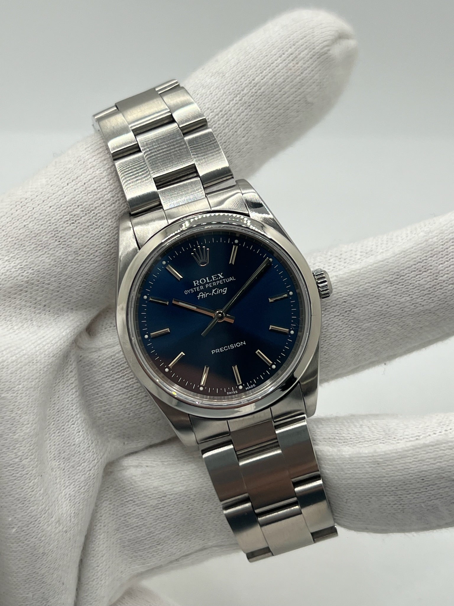 Découvrez la montre Rolex Air-King 14000M, un modèle emblématique de la célèbre marque suisse. Cette montre de luxe est accompagnée de sa boîte d'origine, garantissant son authenticité et sa valeur. Avec son design intemporel et sa précision exceptionnelle, la Rolex Air-King 14000M est l'accessoire idéal pour les collectionneurs et les amateurs de montres haut de gamme.